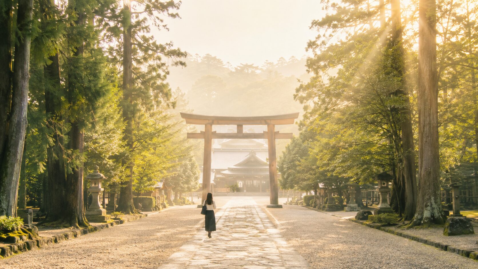 朝の神社境内で、参道を奥の鳥居と拝殿に向かって歩く参拝者の後ろ姿の遠景。砂利と常緑樹に囲まれた静謐な painterly 構図で、神様の前に進む気持ちを象徴