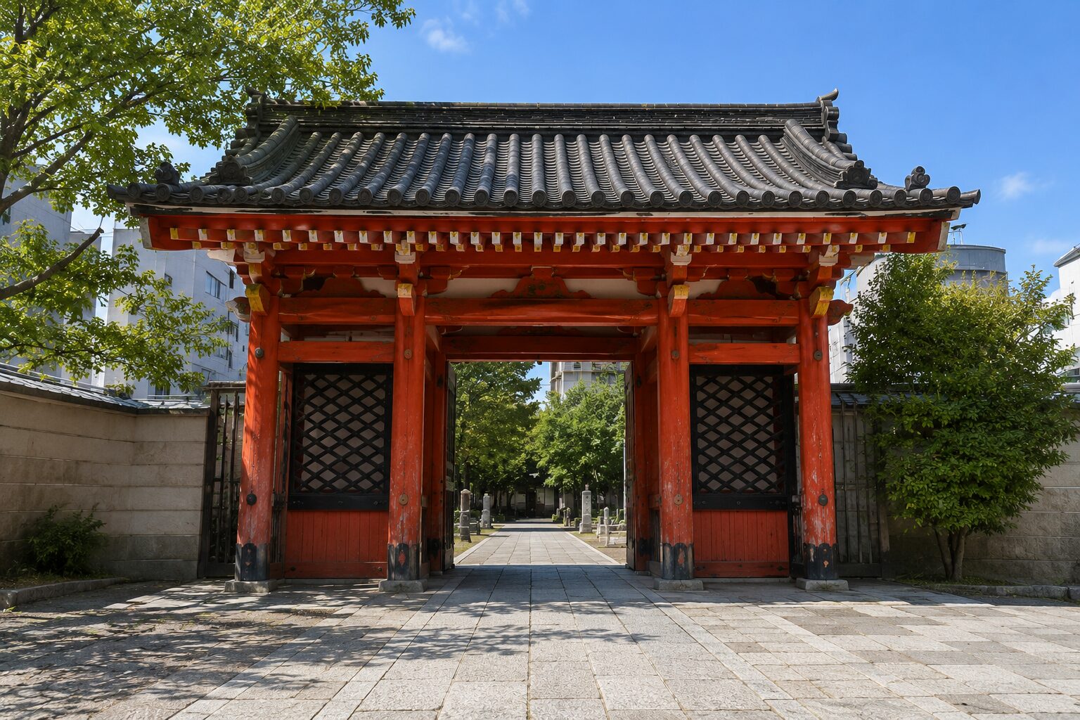 7 月下旬の青空のもと、大阪天満宮の朱色の表大門を正面から仰ぐ painterly な情景。表大門の屋根は瓦葺きで深い色合い、両脇には大阪天満宮の境内の樹木が広がり、参道の石畳には人影なく清浄。大阪市北区に鎮座する日本三大祭の舞台としての大阪天満宮の象徴的な姿を映す画像