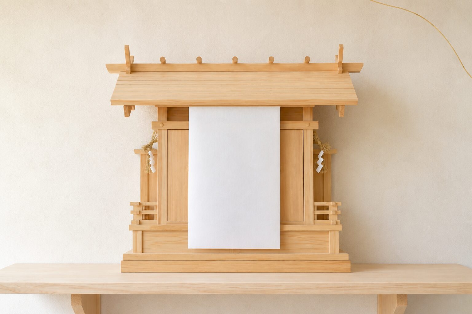 ivory washi 背景に painterly な家庭の神棚 1 棟が画面中央正面に配置、神棚の扉部分に白い半紙（奉書紙）1 枚が縦長に貼られて覆われている、神棚の前の供物台は空で榊立てもない、神棚の左右の柱には小さな注連縄の名残が見える。忌中の神棚封じを象徴する静物