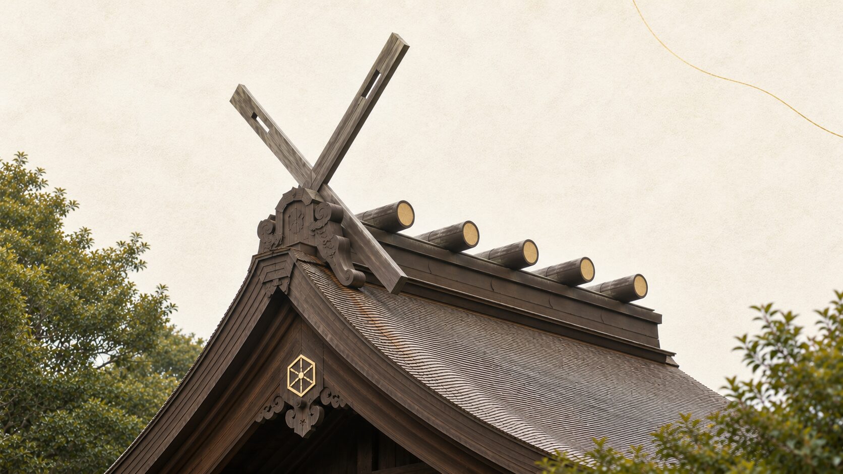 ivory washi 背景に painterly な本殿屋根クローズアップ。中央に千木 1 対と鰹木 5 本、妻飾りに神紋、周囲に常緑の枝。本殿屋根の千木・鰹木・神紋の意匠を象徴