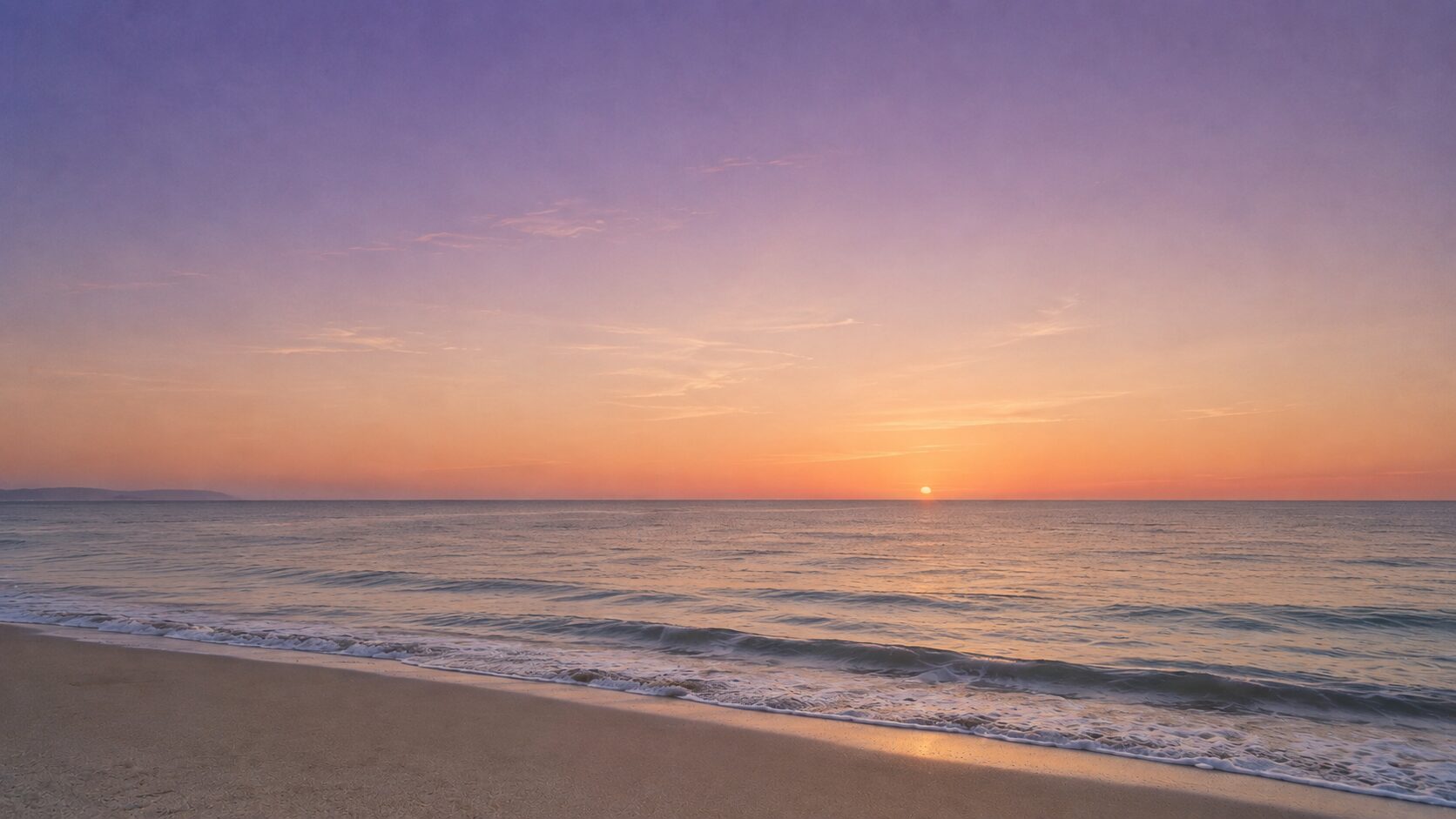 夏のお盆の頃の夕暮れ、人影のない海岸線を上から眺める painterly な情景。空は淡いオレンジから紫へのグラデーション、水平線に夕日が沈みかける、手前に白い波と細かな砂浜が広がる。海に近寄らないとされる言い伝えと、お盆時期の水難リスクの両方を象徴する静謐で少し寂しげな空気を映す画像