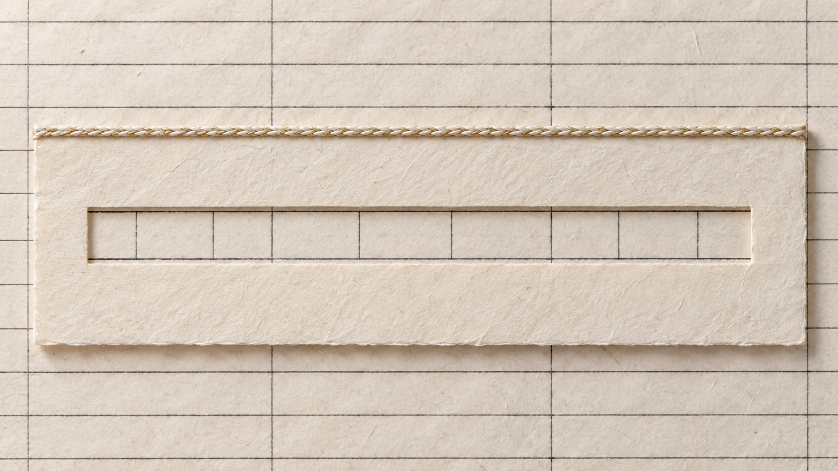 ivory washi 基調の painterly な静物のイメージ画像。墨の細線で引かれた暦の升目の上に、細長い覗き窓を一つ切り抜いた生成りの当て紙が水平に一枚置かれ、窓からは一行だけが見える。一つの欄だけを見るという暦の読み方を象徴する静物画像。