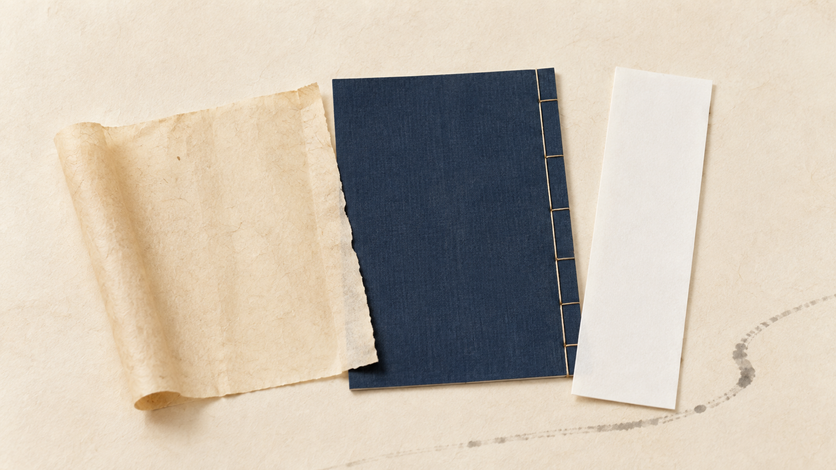 ivory washi 背景に painterly な静物画像。質感の異なる紙が3枚、少しずつ重なって横に並ぶ。左は巻物の断片、中央は藍染めの和綴じの表紙、右は無地の白い短冊で、いずれも文字は描かれていない。厄年の由来について性質の違う資料が別々の説を伝えていることを象徴する静物。